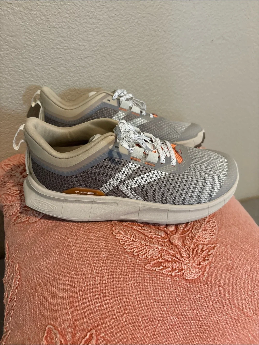 Keen 450 Dirt Sneaker Women's Size 8 in Birch/Nectarine